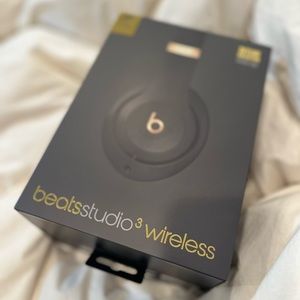Beats Studio 3 over ear headphones. Like new! Gray & gold.